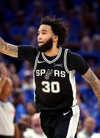 Julian Champagnie seguirá en los Spurs con un contrato de 45 millones