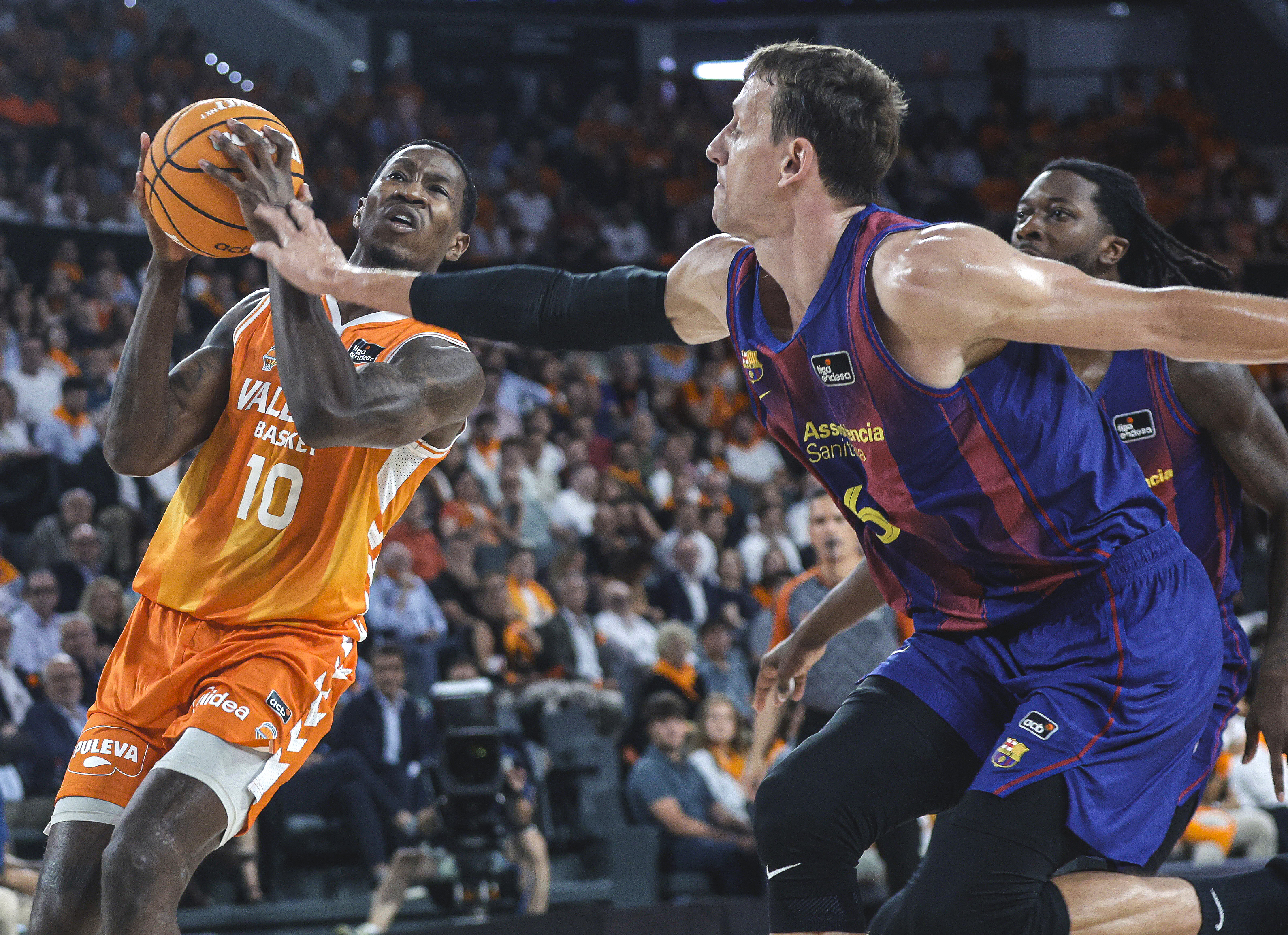 El Barça golpea primero en el Roig Arena y silencia a Valencia Basket en la prórroga (112-113) / (0-1)