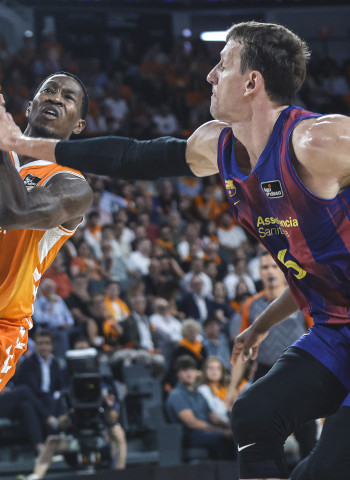 El Barça golpea primero en el Roig Arena y silencia a Valencia Basket en la prórroga (112-113) / (0-1)