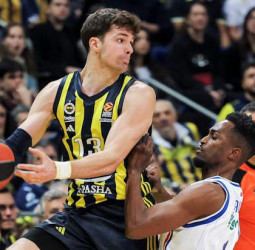 Fenerbahce vuelve a remontar 18 puntos y deja contra las cuerdas al Anadolu Efes