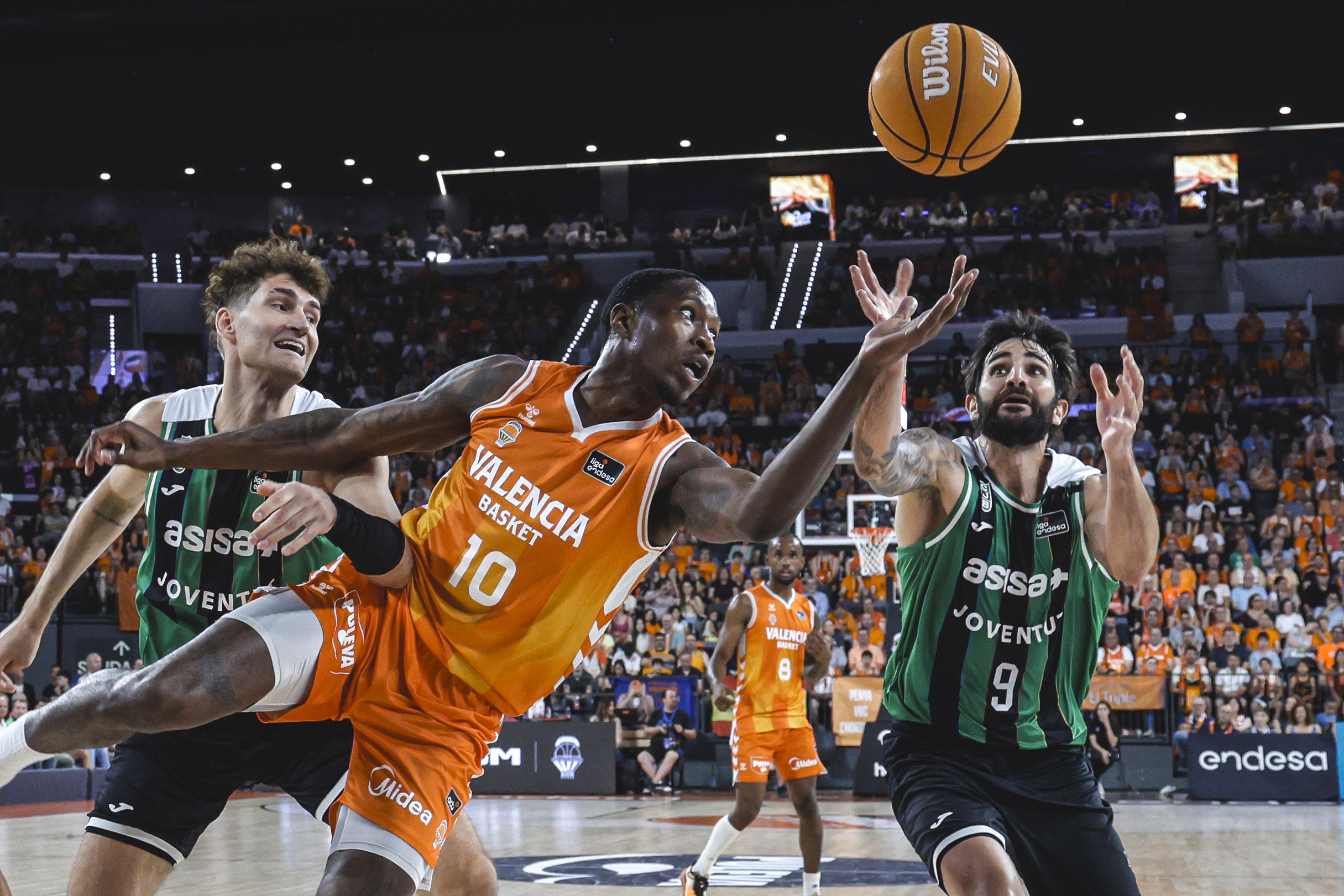Playoffs ACB: El Valencia Basket impone su ley en el Roig Arena y deja la semifinal muy encarrilada (2-0) / (90-76)