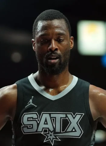 Harrison Barnes seguirá una temporada más en los Spurs