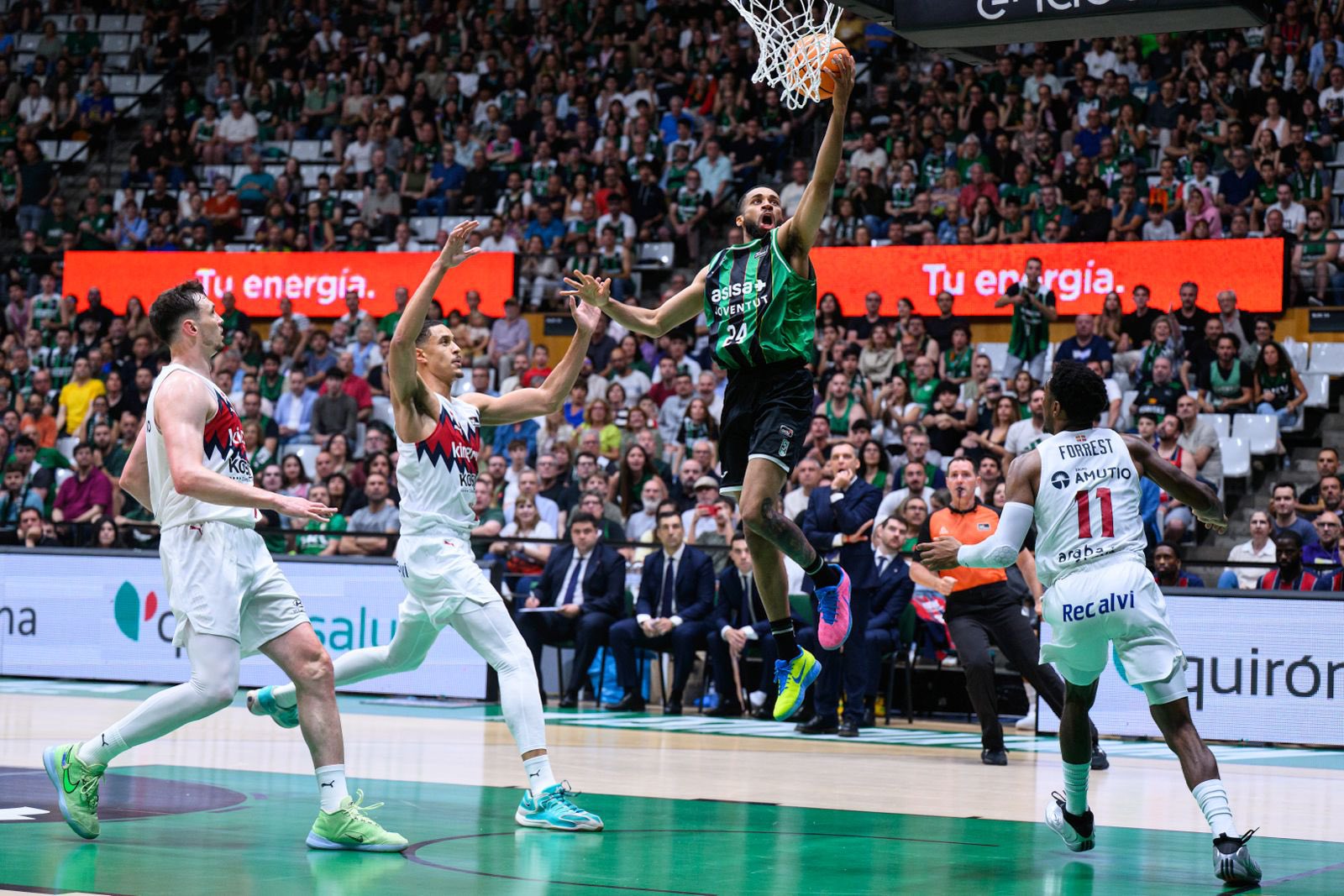 Cameron Hunt fuerza el tercer partido con una magnífica actuación individual (82-63)