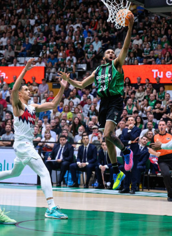 Cameron Hunt fuerza el tercer partido con una magnífica actuación individual (82-63)