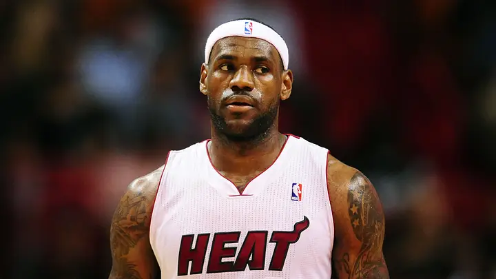 Pat Riley alimenta el rumor de LeBron James tras la llegada de Giannis a Miami