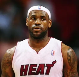 Pat Riley alimenta el rumor de LeBron James tras la llegada de Giannis a Miami
