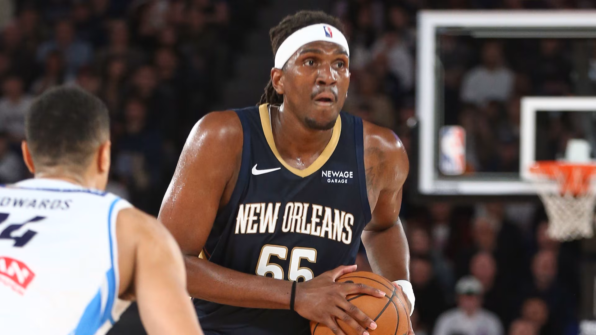 Kevon Looney refuerza la pintura de los Lakers