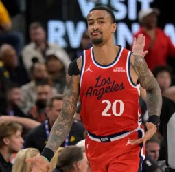 John Collins refuerza la pintura de Detroit Pistons