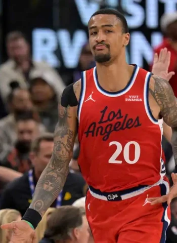 John Collins refuerza la pintura de Detroit Pistons