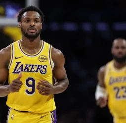 Los Lakers mantienen su apuesta por Bronny James tras la salida de LeBron