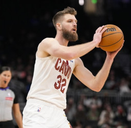 Dean Wade firma por cuatro temporadas con Philadelphia 76ers