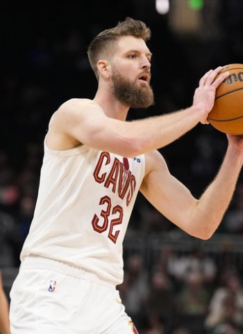 Dean Wade firma por cuatro temporadas con Philadelphia 76ers