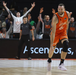 Hapoel Jerusalem quiere juntar a Matt Costello y Devontae Cacok