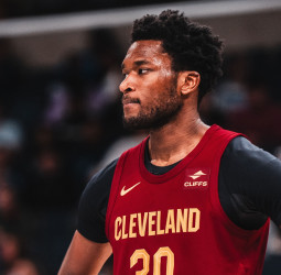 Real Madrid avanza por Damian Jones para reforzar su juego interior