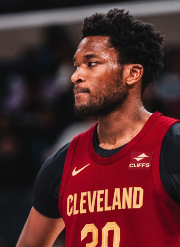 Real Madrid avanza por Damian Jones para reforzar su juego interior