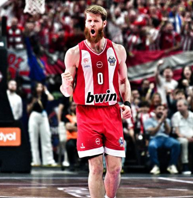 Walkup se declara libre y el Olympiacos responde con amenaza legal