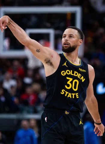 Los Warriors solo traspasarían a Curry si él lo pide