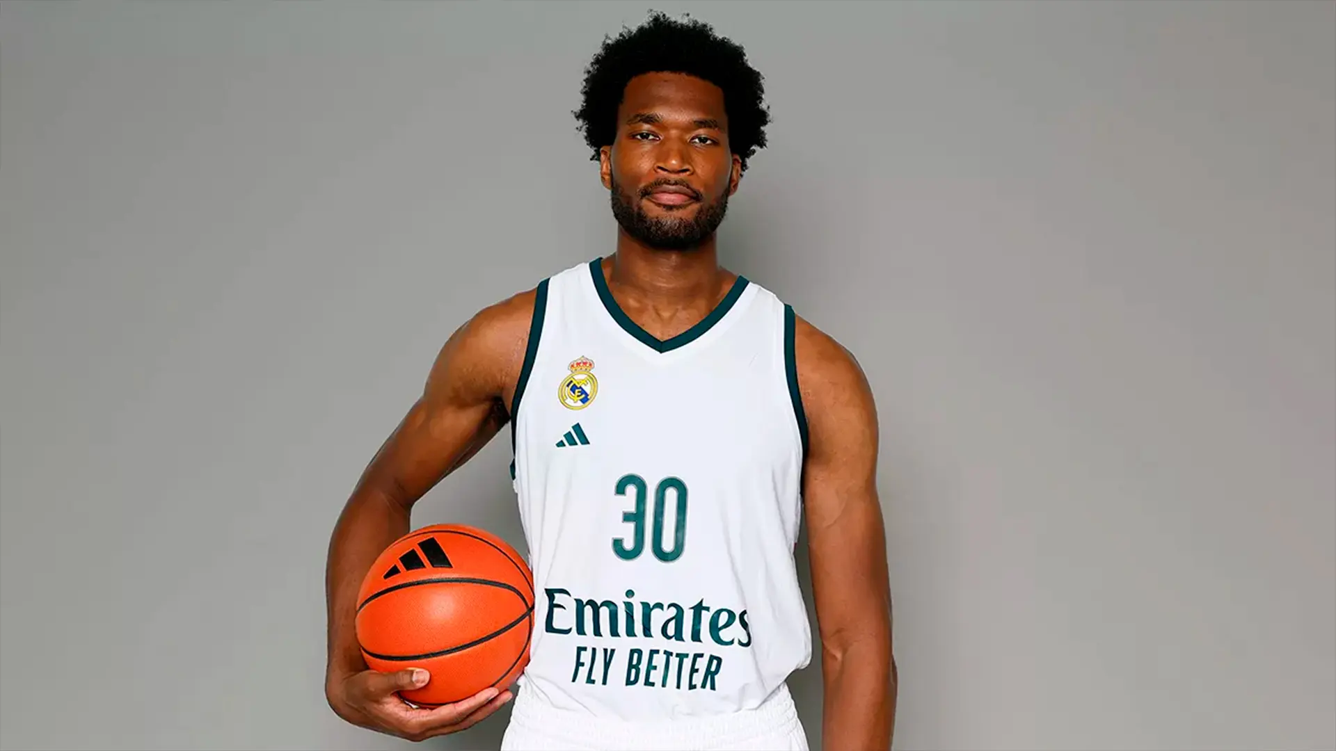 Damian Jones, doble campeón de la NBA, firma por el Real Madrid hasta 2027