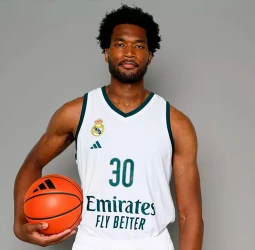 Damian Jones, doble campeón de la NBA, firma por el Real Madrid hasta 2027