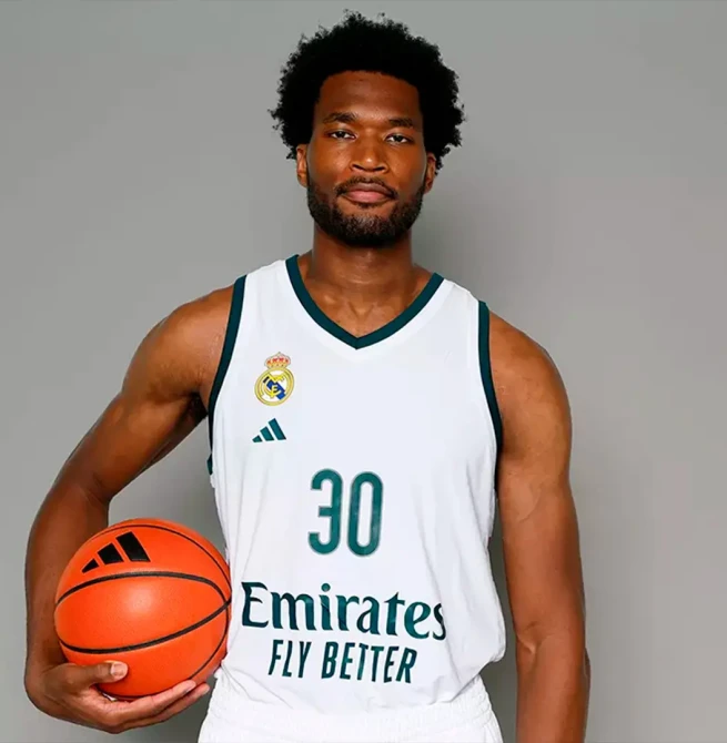 Damian Jones, doble campeón de la NBA, firma por el Real Madrid hasta 2027