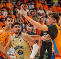 El Leyma Coruña conquista el Trofeo San Roque (82-89)