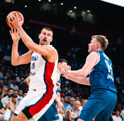 Jokic gana un partido con seis puntos: Serbia arrolla a Islandia (102-73) y aprieta a Italia