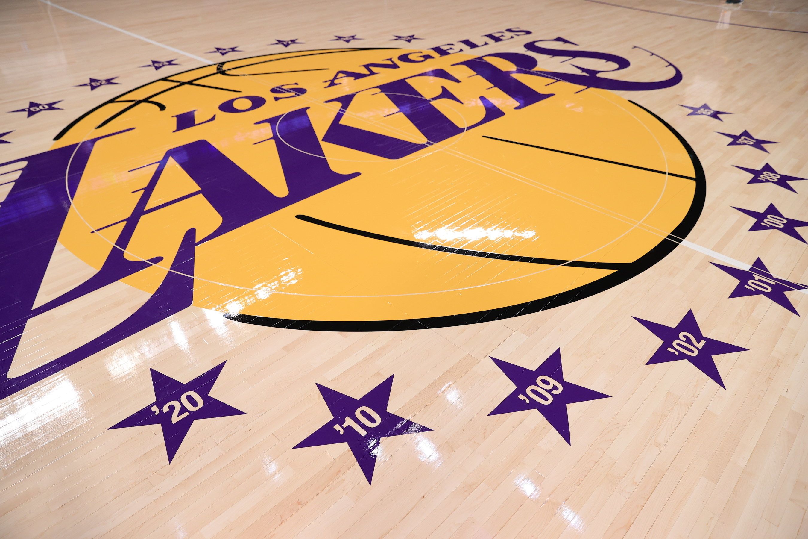 Fin de la era Buss en los Lakers: la familia vende su último 17,8% y Jeanie pierde el mando