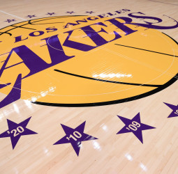 Fin de la era Buss en los Lakers: la familia vende su último 17,8% y Jeanie pierde el mando
