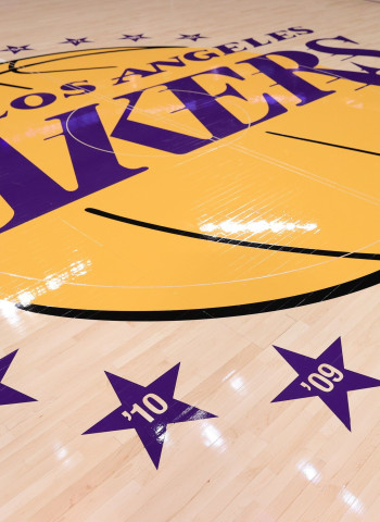 Fin de la era Buss en los Lakers: la familia vende su último 17,8% y Jeanie pierde el mando