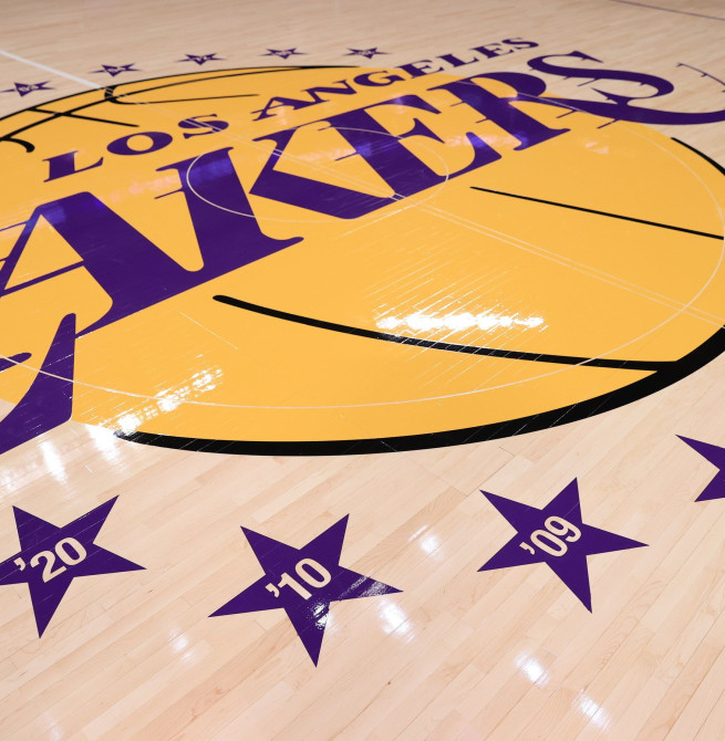 Fin de la era Buss en los Lakers: la familia vende su último 17,8% y Jeanie pierde el mando