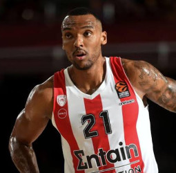 Unicaja estrecha el cerco sobre Joel Bolomboy