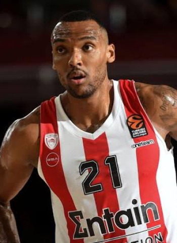 Unicaja estrecha el cerco sobre Joel Bolomboy