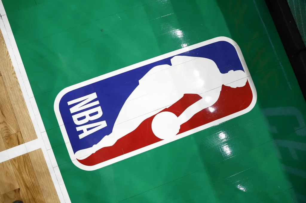 El tope salarial de la NBA subirá a 176 millones en 2027-28 y beneficia a Wembanyama, Gilgeous-Alexander y Jokic