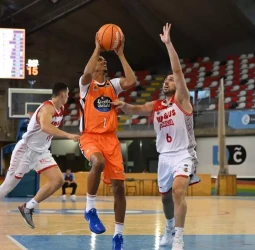 Verge resuelve desde la línea y el Leyma se lleva un partido de ida y vuelta ante el Manresa (86-85)