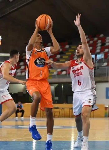 Verge resuelve desde la línea y el Leyma se lleva un partido de ida y vuelta ante el Manresa (86-85)