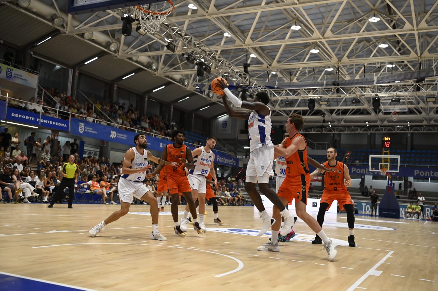 TJ Shorts decide la final del EncestaRías y el Valencia gana al Baskonia (93-91)