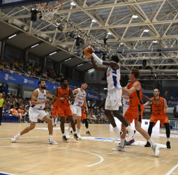TJ Shorts decide la final del EncestaRías y el Valencia gana al Baskonia (93-91)