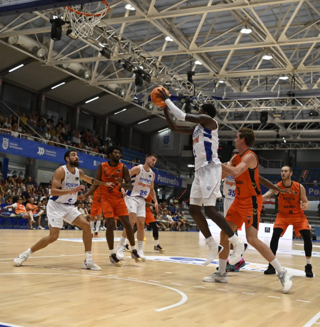 TJ Shorts decide la final del EncestaRías y el Valencia gana al Baskonia (93-91)