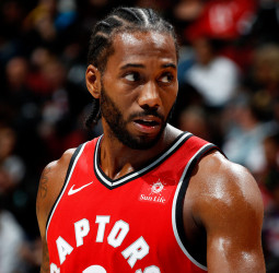 Kawhi Leonard extiende con los Raptors por dos años y 115 millones