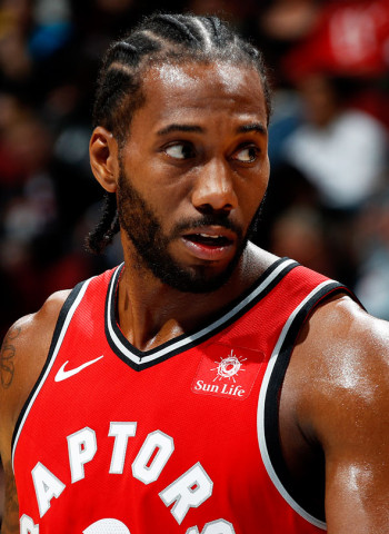 Kawhi Leonard extiende con los Raptors por dos años y 115 millones