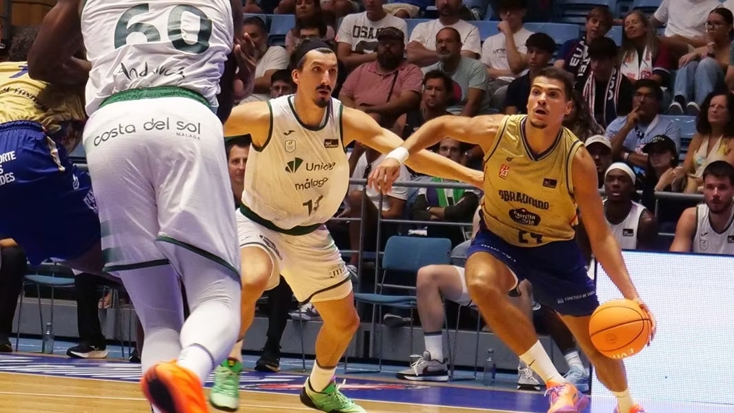 El Obradoiro remonta trece puntos pero se queda sin el Trofeo Xacobeo ante el Unicaja (84-86)