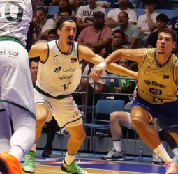 El Obradoiro remonta trece puntos pero se queda sin el Trofeo Xacobeo ante el Unicaja (84-86)