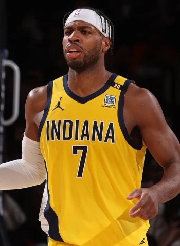 Buddy Hield, traspasado a los Hornets