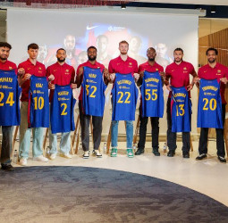 El Barça presenta once fichajes y afronta el curso con solo cuatro supervivientes