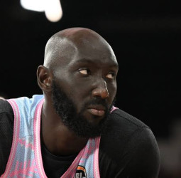 Tacko Fall vuelve a la NBA cuatro años después con un Exhibit 10 de los Sixers