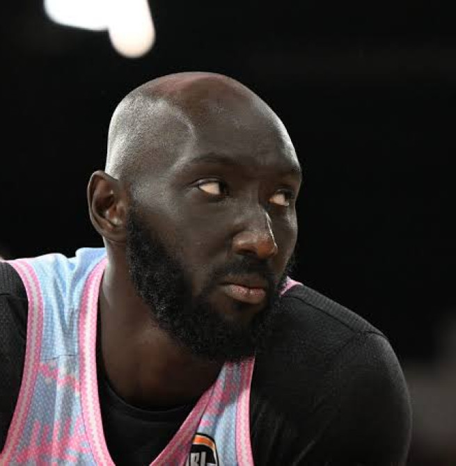 Tacko Fall vuelve a la NBA cuatro años después con un Exhibit 10 de los Sixers