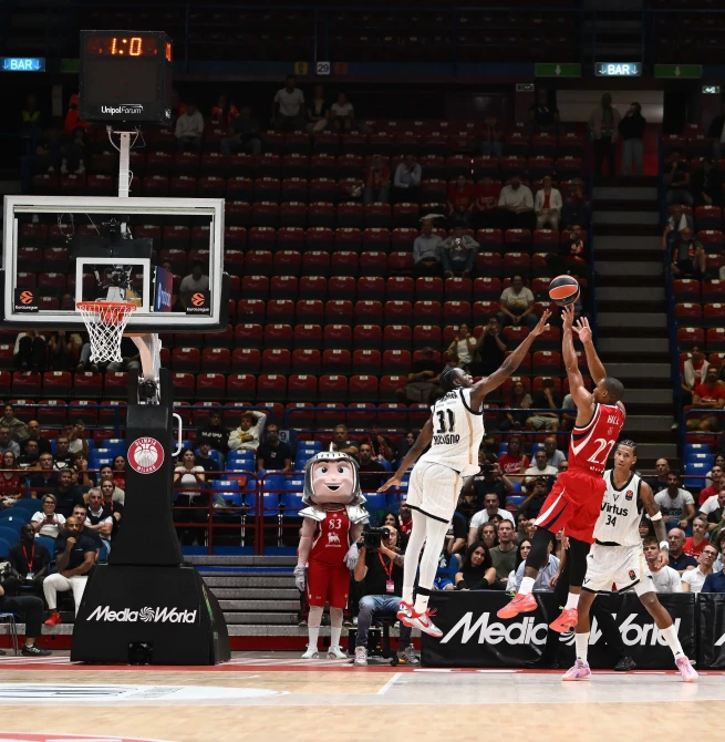 Devon Hall decide el derbi italiano sobre la bocina (87-85)