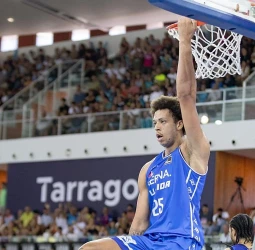 El Baskonia añade a Zacharie Perrin a su lista para la pintura mientras decide con Alex Len