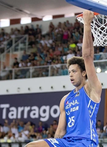 El Baskonia añade a Zacharie Perrin a su lista para la pintura mientras decide con Alex Len