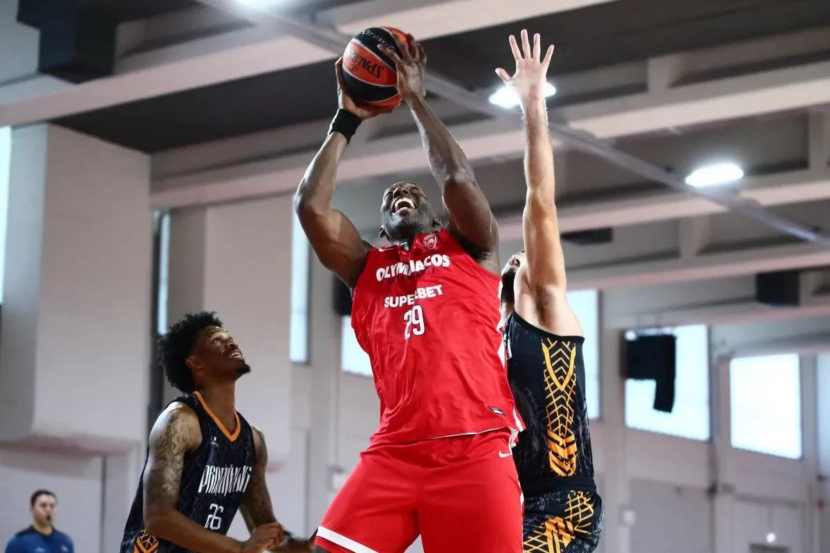 Olympiacos alarga un mes más a Bryant Dunston, doble campeón de la EuroLeague a los 40 años